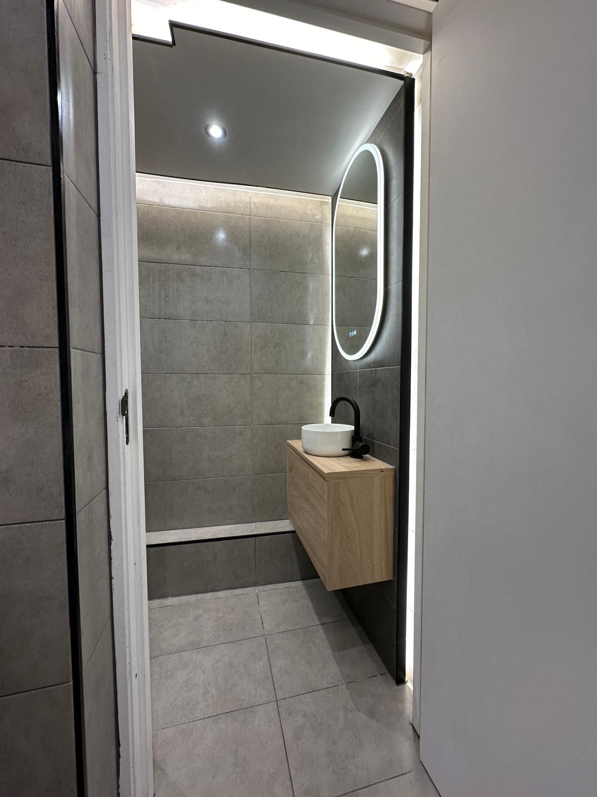 Strak afgewerkt donker toilet